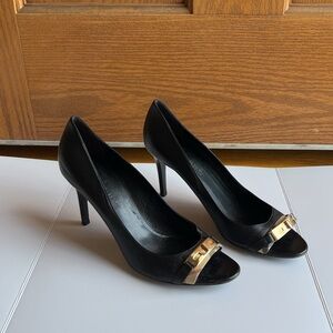 Burberry Dunlow Peep Toe Pumps Black Leather Canvas Trim Twist Lock Classic Heel